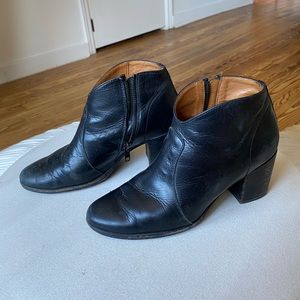 Frye Black Leather Heeled Booties - Womens 7
